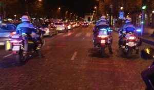 Manifestation de policiers en pleine nuit sur les Champs-Elysées