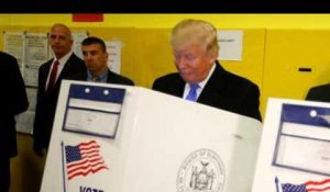 Hillary Clinton et Donald Trump glissent leur bulletin dans l'urne
