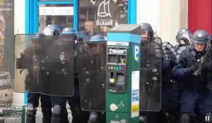 Des CRS caillassés pendant la manifestation contre la loi travail