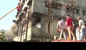 Inde : un immense incendie éclate dans une usine textile