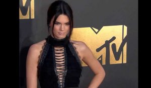 Exclu Vidéo : Kendall Jenner enflamme le tapis rouge des MTV Awards 2016 !