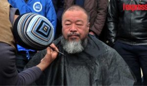 Grèce: l'artiste chinois Ai Weiwei tondu par un réfugié
