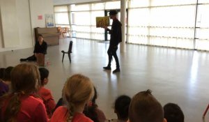 Deux artistes créent dans une école 