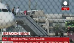 Les passagers d'Egyptair libérés à Chypre quittent l'avion