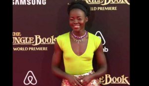 Exclu Vidéo : Lupita Nyong'o hypnotise le red carpet pour Le Livre de La Jungle !