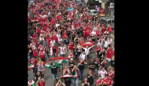 L'impressionnante marche des Hongrois dans les rues de Marseille !