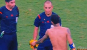 L'arbitre refuse le maillot de Neymar !