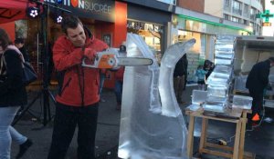 Nicolas Barbet et Gérard Tourin font une démonstration de sculpture sur glace 