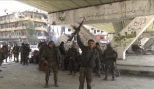 Alep: l'armée syrienne patrouille dans des districts repris