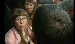 Manuel Valls se fait «engueuler» par une militante - ZAPPING ACTU DU 08/12/2016