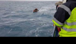 Le 18:18 - Vendée Globe : Les images et le récit du sauvetage de Kito de Pavant dans l'Océan indien