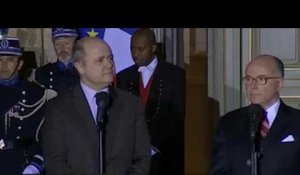 Remaniement : passation de pouvoir entre Bruno Le Roux et Bernard Cazeneuve au ministère de l'intérieur