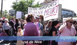 Les parents d'élèves manifestent devant le rectorat de Nice
