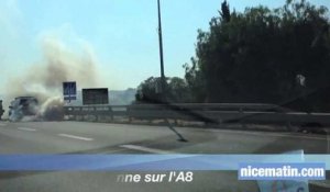 Une spectaculaire colonne de fumée s'échappe d'un véhicule en panne sur  l'A8 à Nice