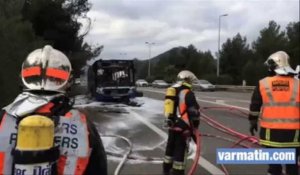 Un bus du réseau Mistral en feu sur l'autoroute A57 à Toulon