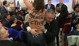 Une Femen évacuée d'une conférence de Marine Le Pen