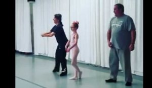 Ces papas accompagnent leurs filles au cours de danse classique... Magique !