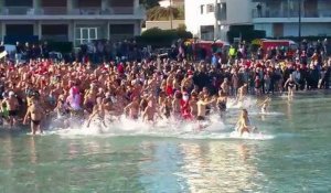 Plusieurs centaines de courageux à Antibes pour le bain du nouvel An