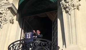 Angel Di Maria se présente au balcon pour montrer son maillot aux supporters du PSG