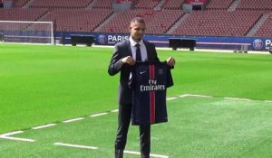 Layvin Kurzawa pose avec le maillot du PSG