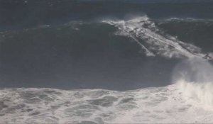 Surf: la Française Justine Dupont sur une vague géante de Nazaré