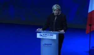 Marine Le Pen se présente en candidate "du peuple" à Lyon