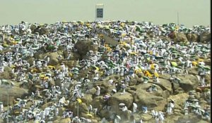 Au premier jour du hajj, les pèlerins escaladent le Mont Arafat