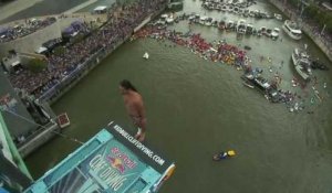 Ils plongent à 27 mètres de hauteur : les images exceptionnelles de la fin de saison du Red Bull Cliff Diving