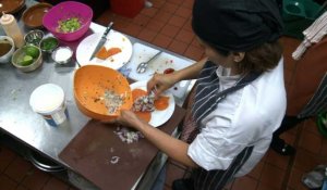 Mazi Mas, un restaurant "féministe" pour intégrer les migrantes. Durée: 02:14