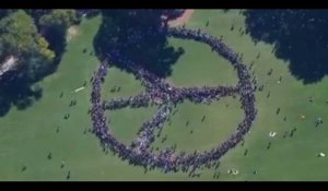 Le signe de paix géant pour le 75e anniversaire de John Lennon, en 42 secondes