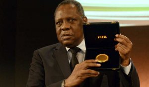 Blatter suspendu, le Camerounais Hayatou prend les rênes de la Fifa