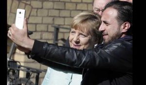 A Berlin, Angela Merkel fait des "selfies" avec les réfugiés