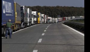 Une interminable file de camions bloqués à la frontière serbo-croate