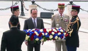 8 Mai : Laurent Fabius, John Kerry et François Hollande fleurissent la tombe du soldat inconnu