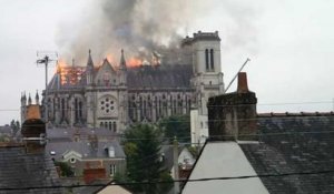 Les images de l'incendie spectaculaire d'une basilique à Nantes