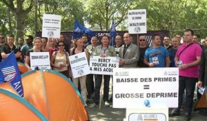 Les policiers manifestent à Paris pour demander plus de moyens