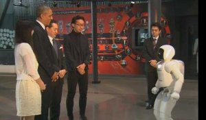 Au Japon, Obama joue au foot avec un robot