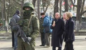 Des dizaines d'hommes armés prorusses entourent le parlement de Crimée