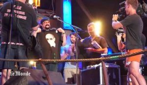 Steven Seagal brandit un tee-shirt de Poutine en Crimée