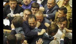 Une bagarre éclate au parlement ukrainien