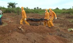 Ebola : en Sierra Leone, des volontaires ramassent des cadavres