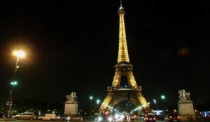 La Tour Eiffel éteinte en hommage aux victimes de Charlie