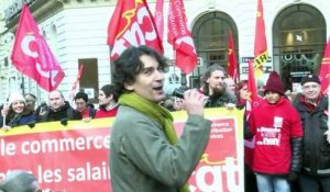 Travail du dimanche : les salariés du commerce défilent contre la loi Macron