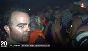 Un journaliste de France 2 en reportage à bord d'une embarcation de régugiés