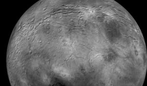 Survolez Charon, le plus grand satellite de Pluton