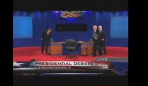 McCain fait la grimace après le débat avec Obama