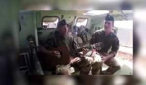 Ces deux soldats français chantent leur mal du pays et font un carton