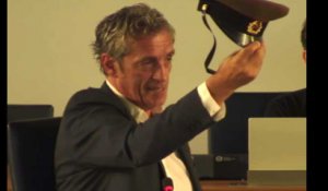 Montpellier : le maire brandit une casquette de l'armée rouge devant un conseiller communiste