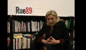 Marine Le Pen face aux riverains (25/01/2012) - Déremboursement de l'IVG
