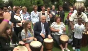 Jean-Marc Ayrault s'essaie au djembé avec des enfants défavorisés